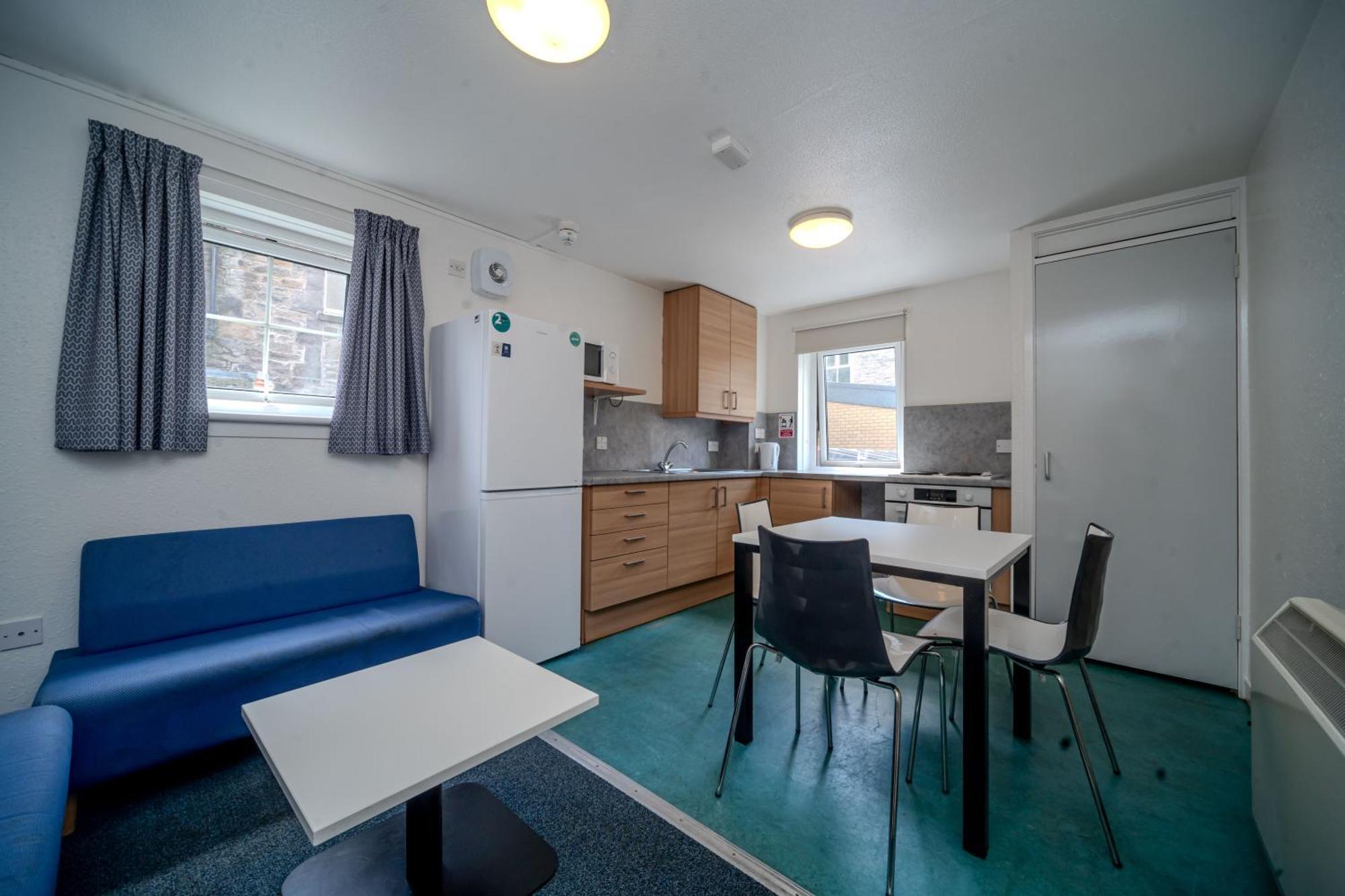 Joivy Budget 2, 4, 5 And 6 Bed Private Flats, In Historic Old Town (adults Only) Appartement *